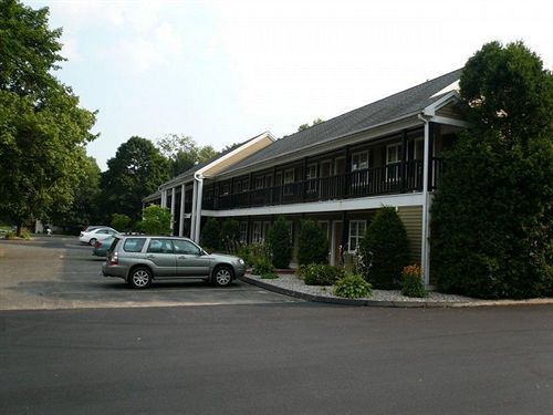 Newbury Inn Brookfield Exterior photo