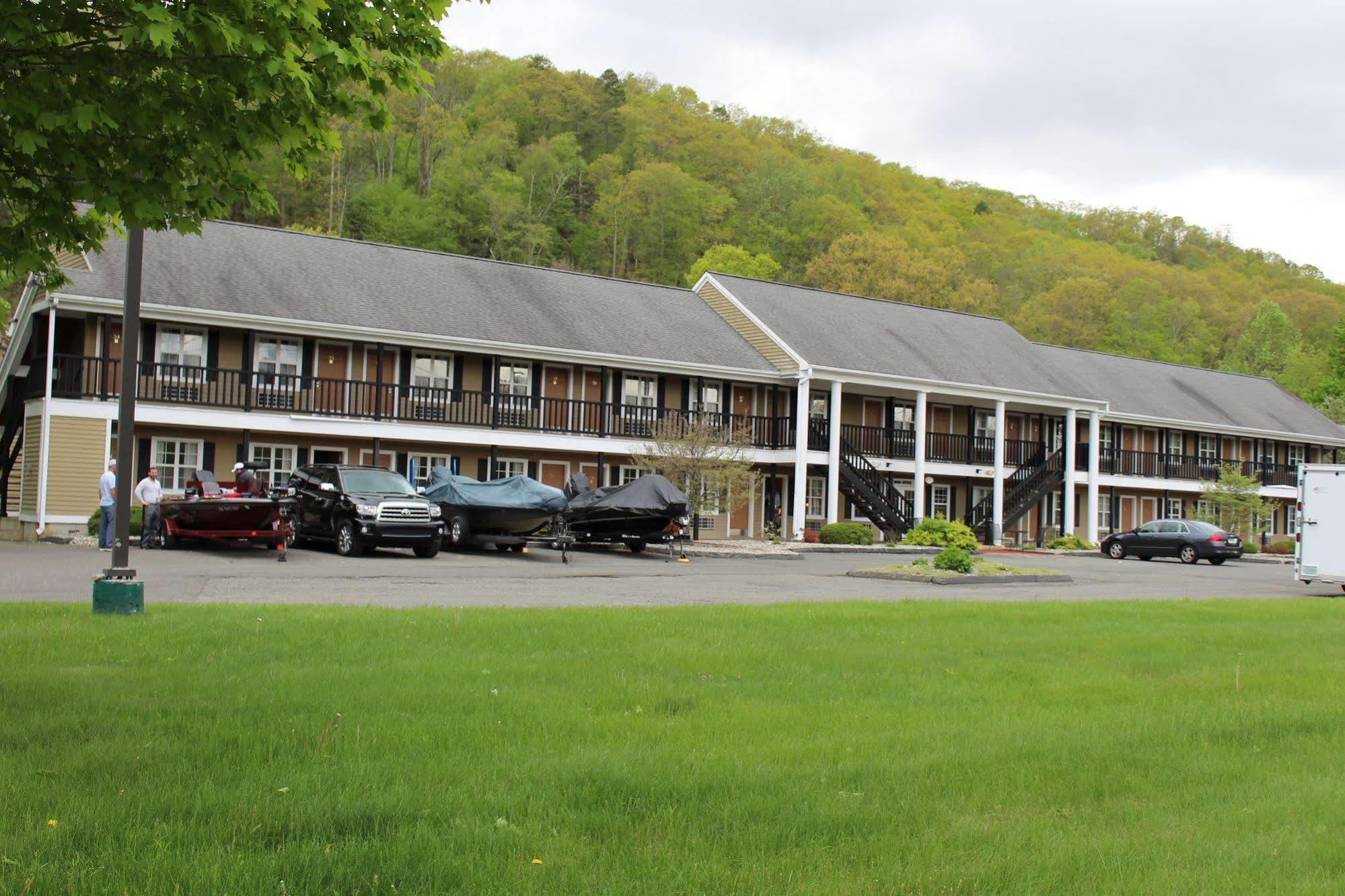 Newbury Inn Brookfield Exterior photo