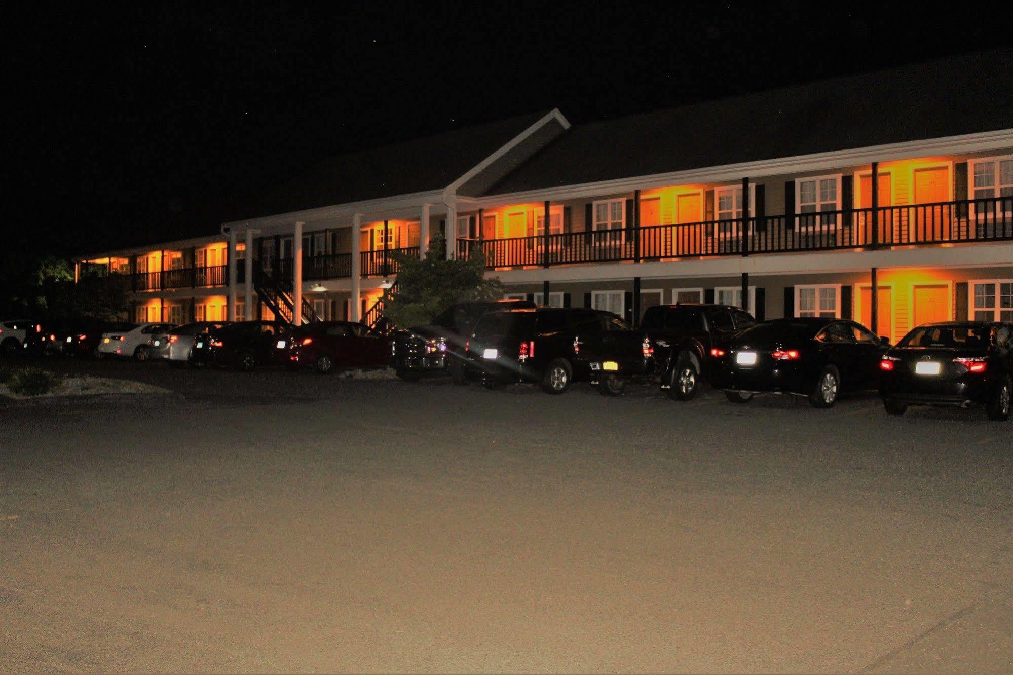Newbury Inn Brookfield Exterior photo