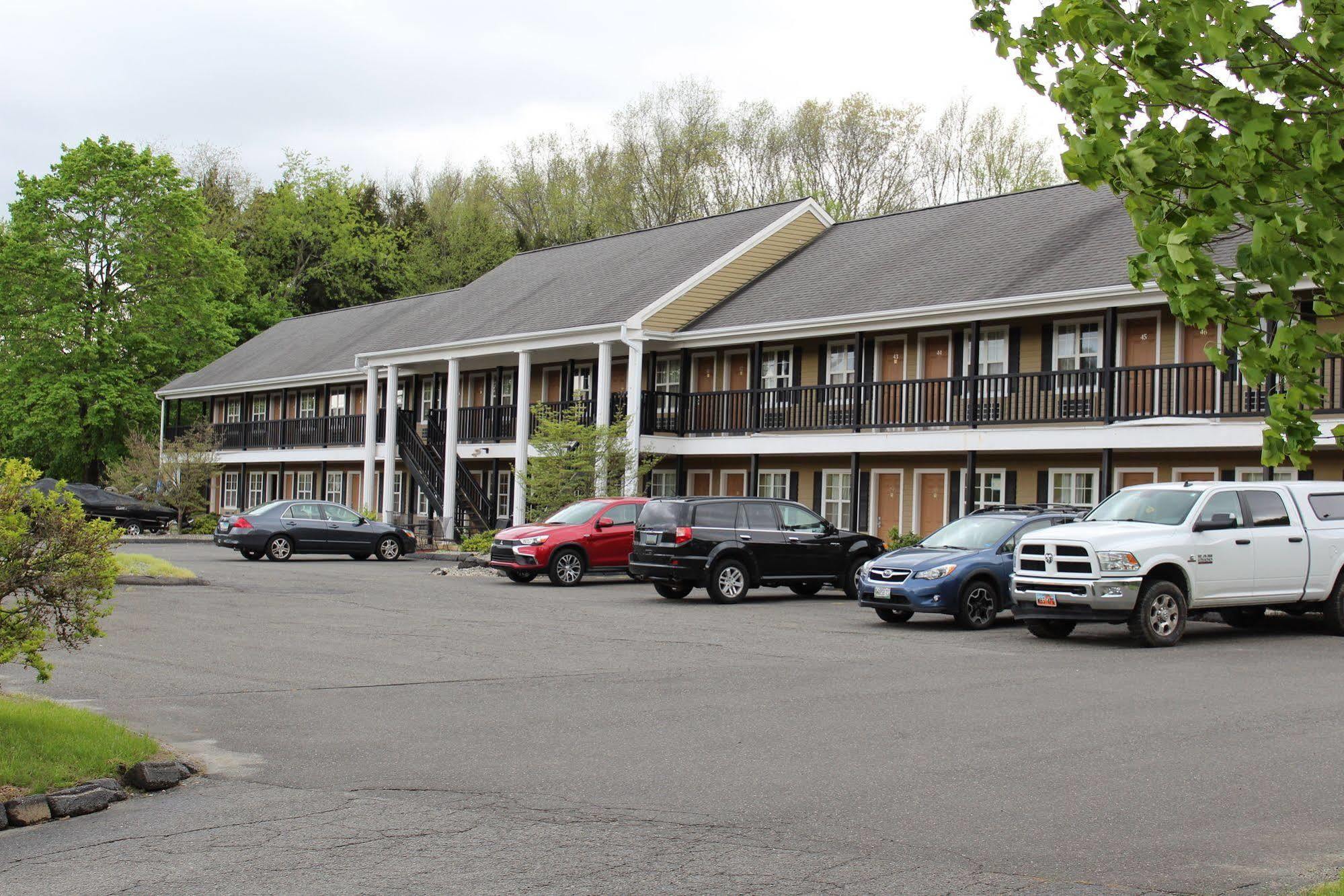 Newbury Inn Brookfield Exterior photo