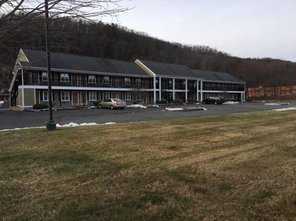 Newbury Inn Brookfield Exterior photo