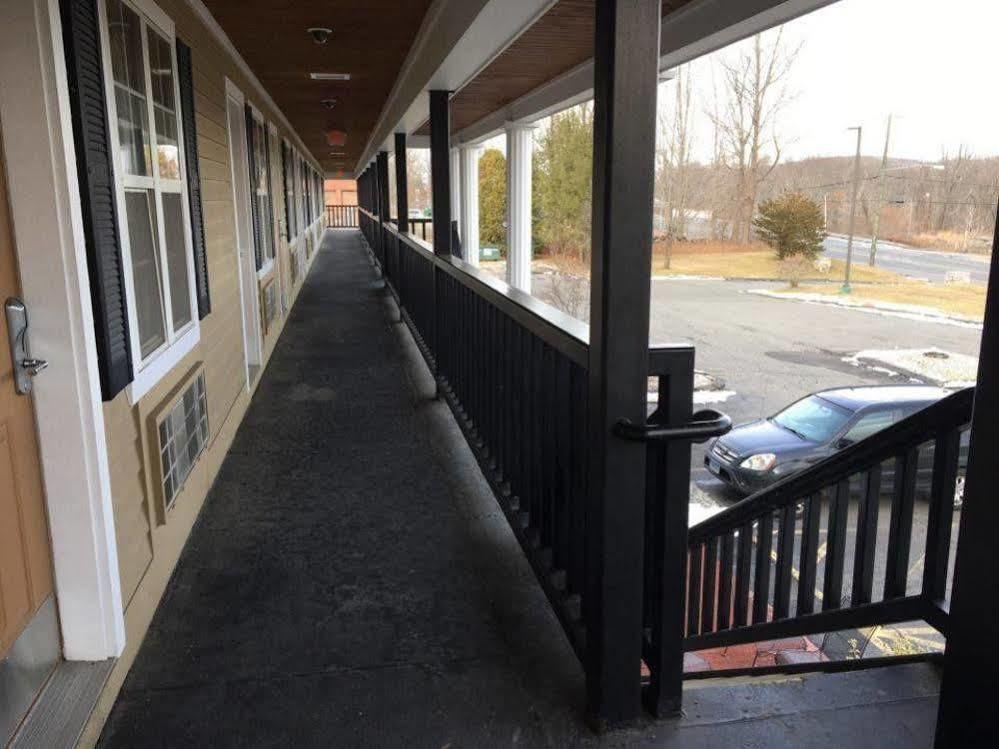 Newbury Inn Brookfield Exterior photo